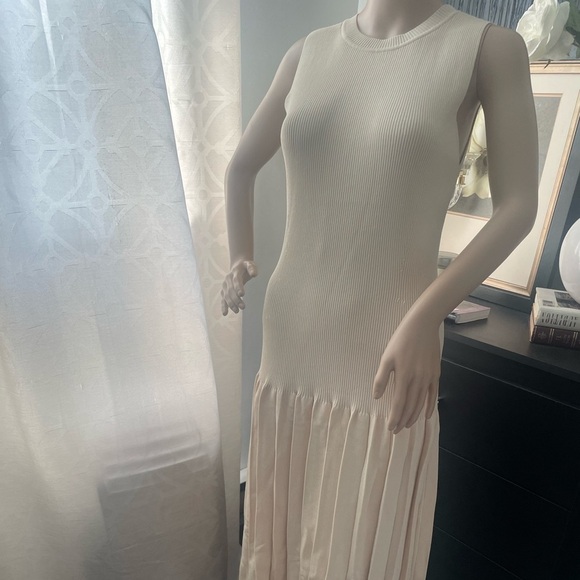 Elegant Cream Sleeveless Dress - Picture 8 of 10